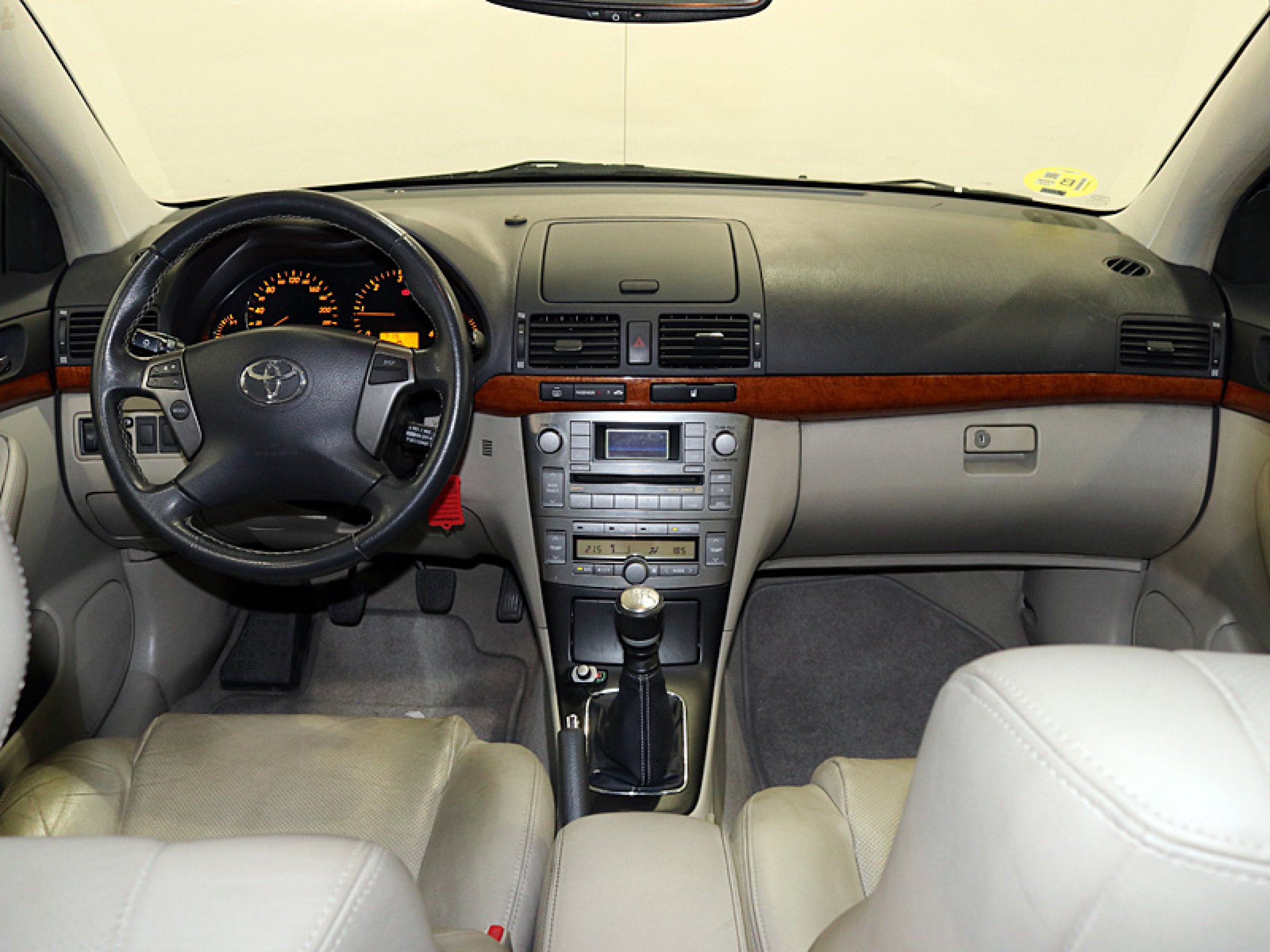 Foto Toyota Avensis 16