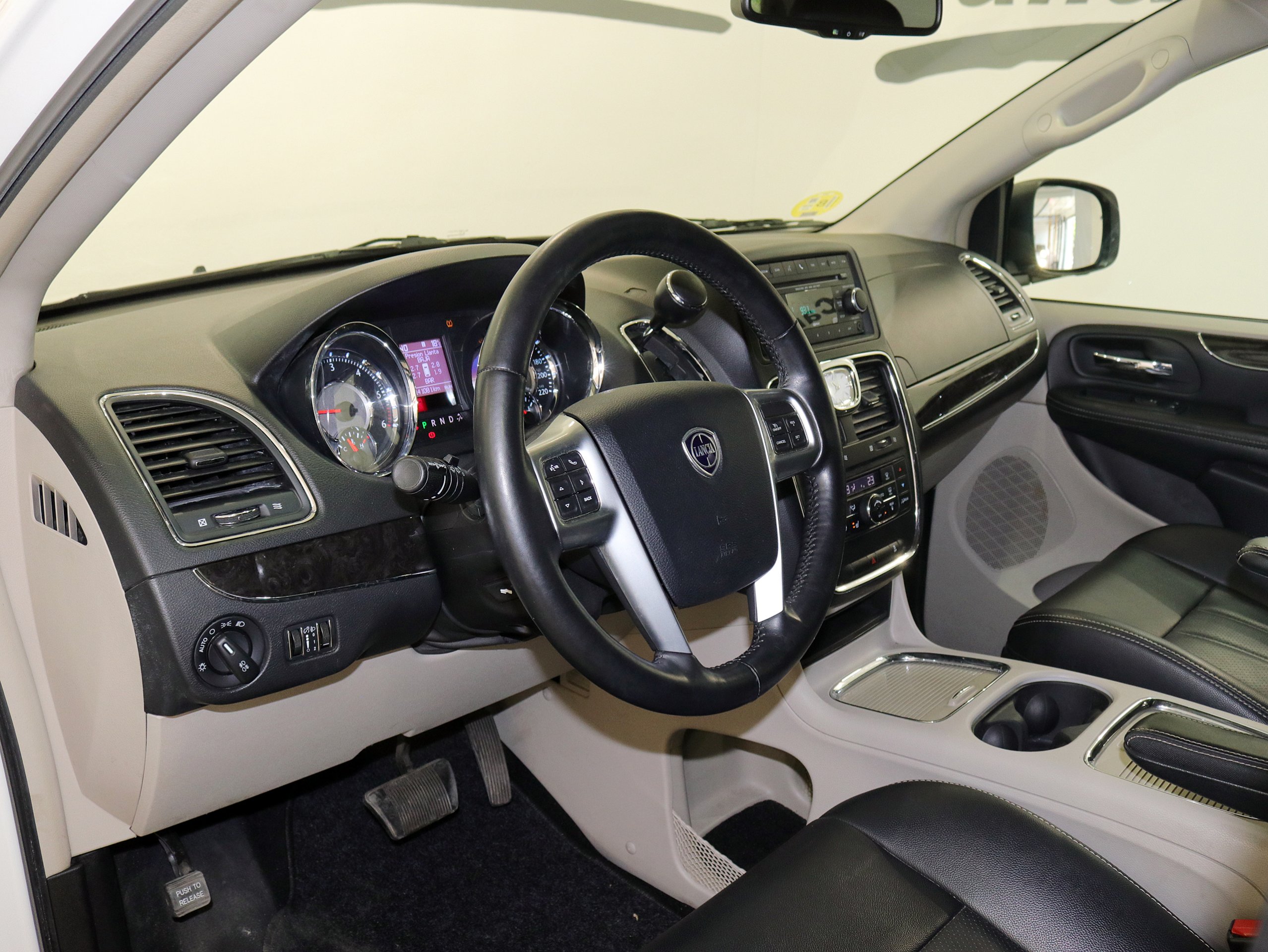 Foto Lancia Voyager 17