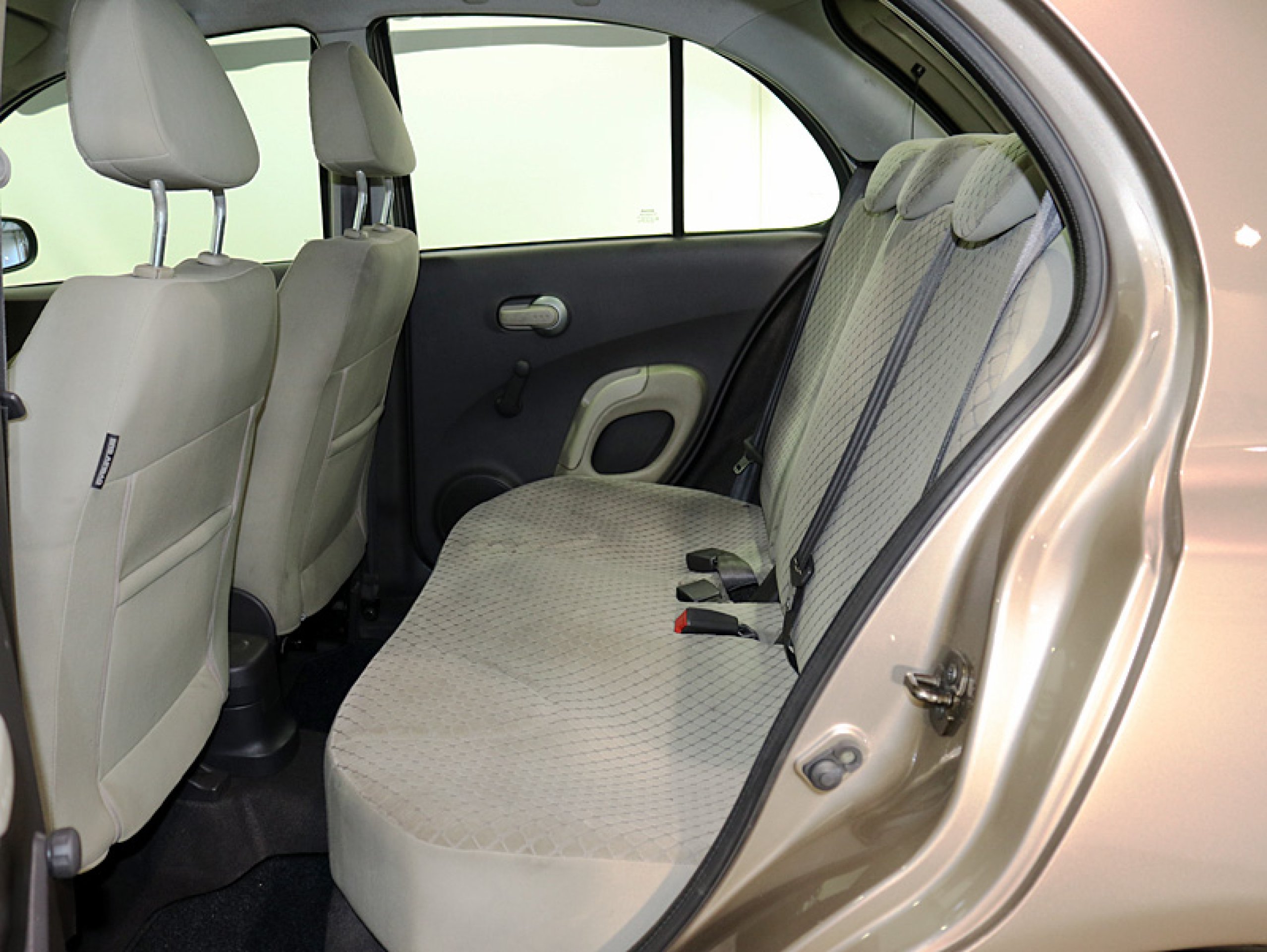 Foto Nissan Micra 12