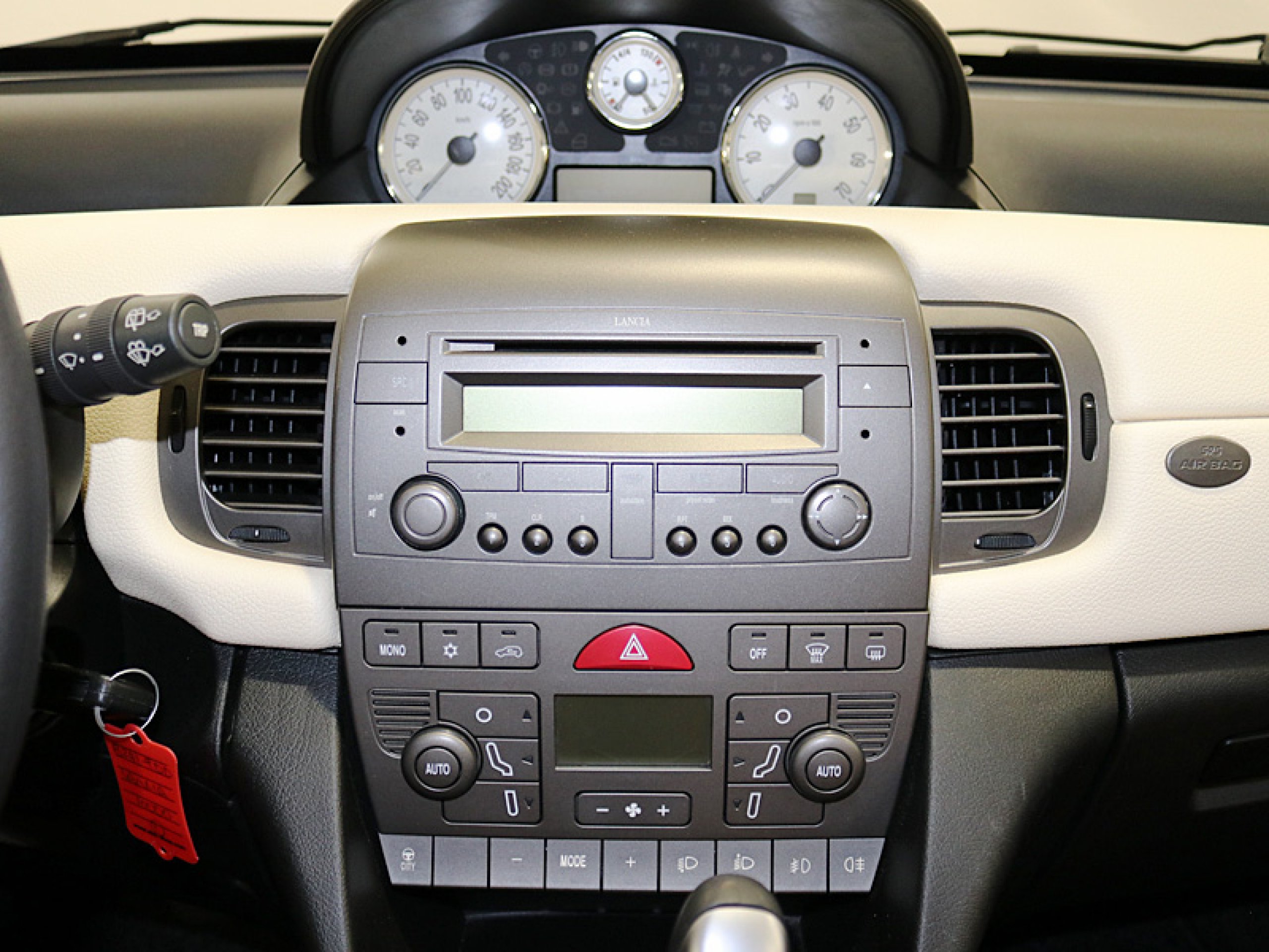 Foto Lancia Ypsilon 16 Foto Lancia Ypsilon 16