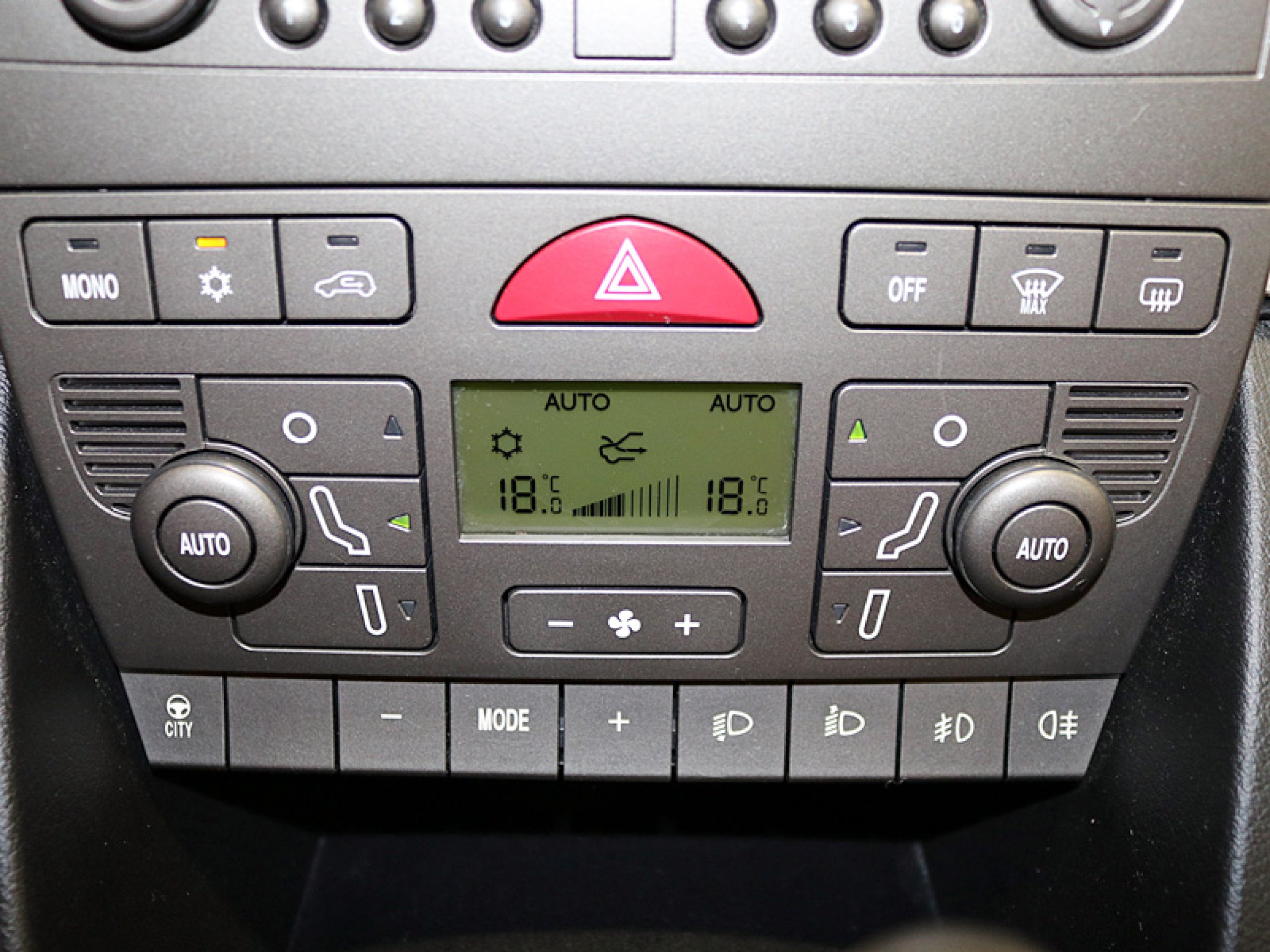 Foto Lancia Ypsilon 18 Foto Lancia Ypsilon 18