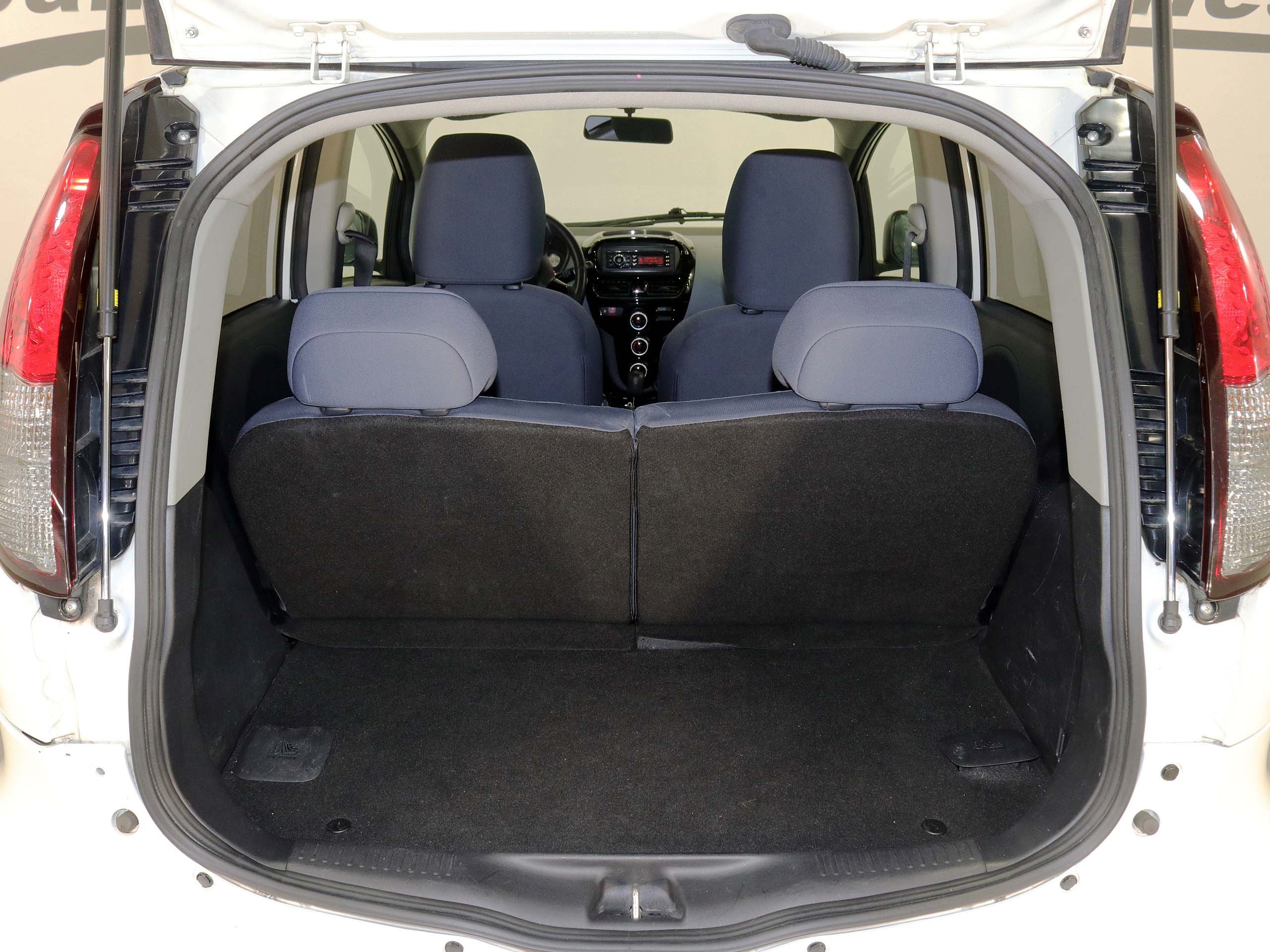 Foto Peugeot iOn 9