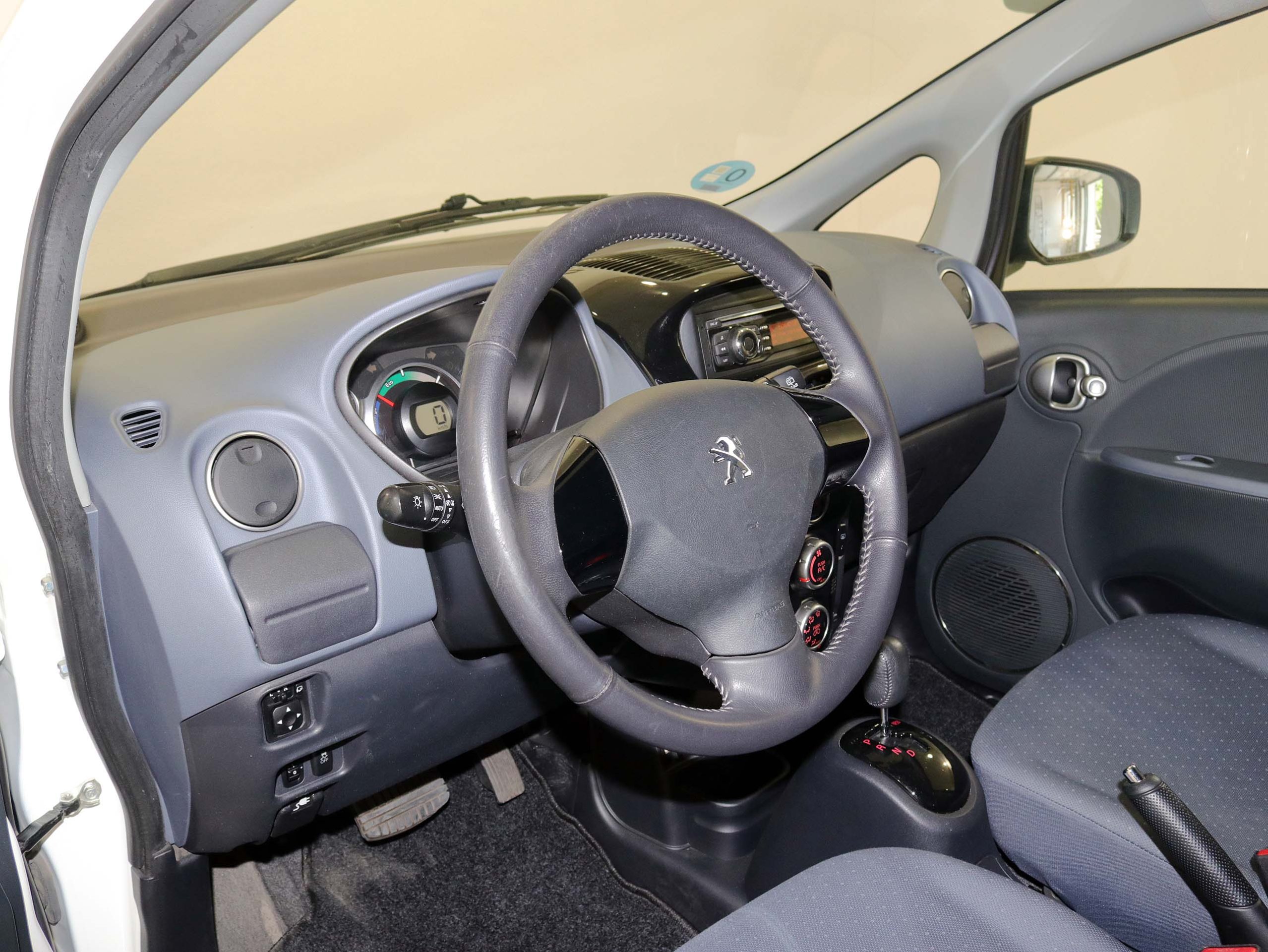 Foto Peugeot iOn 18