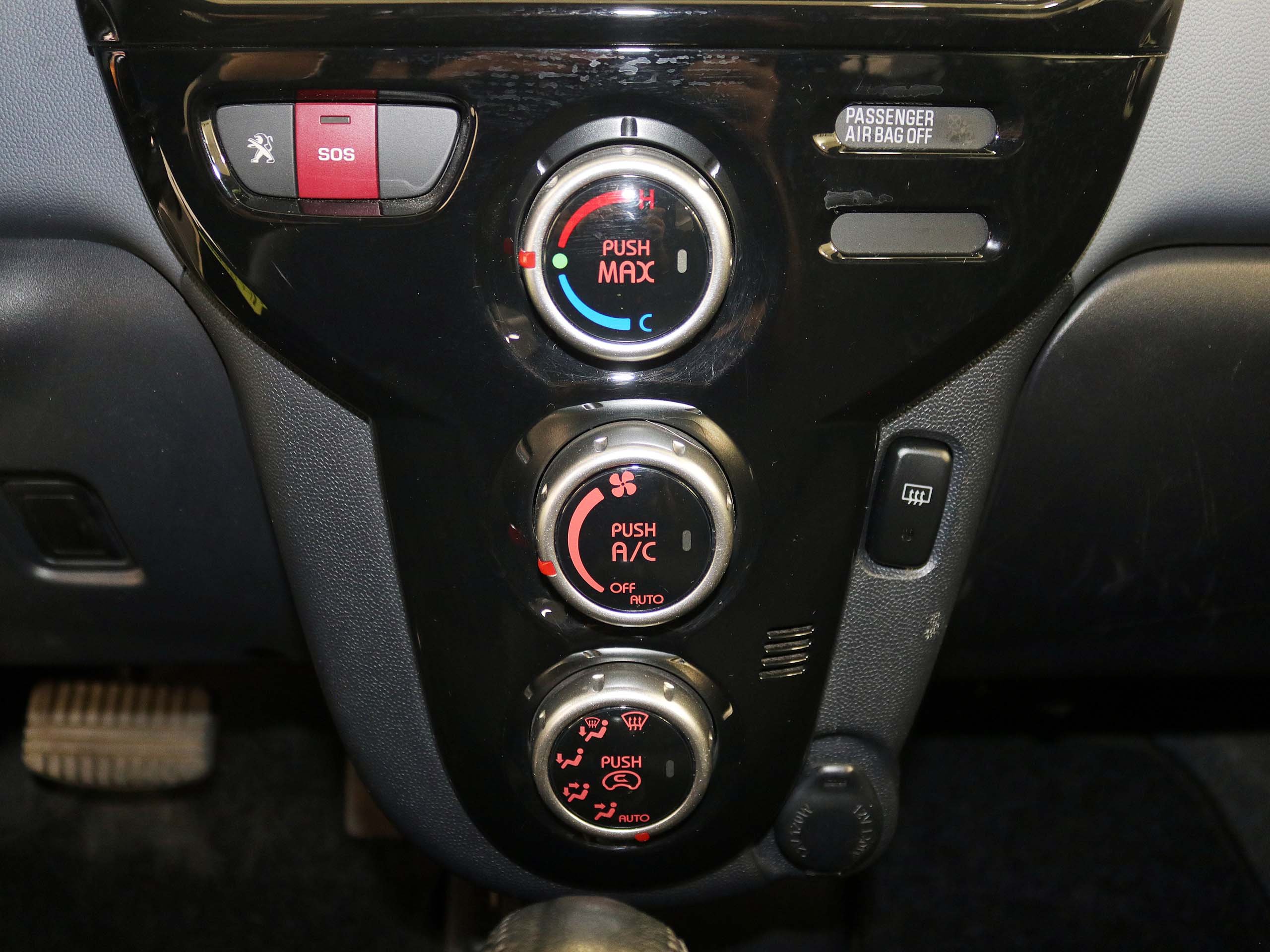 Foto Peugeot iOn 23
