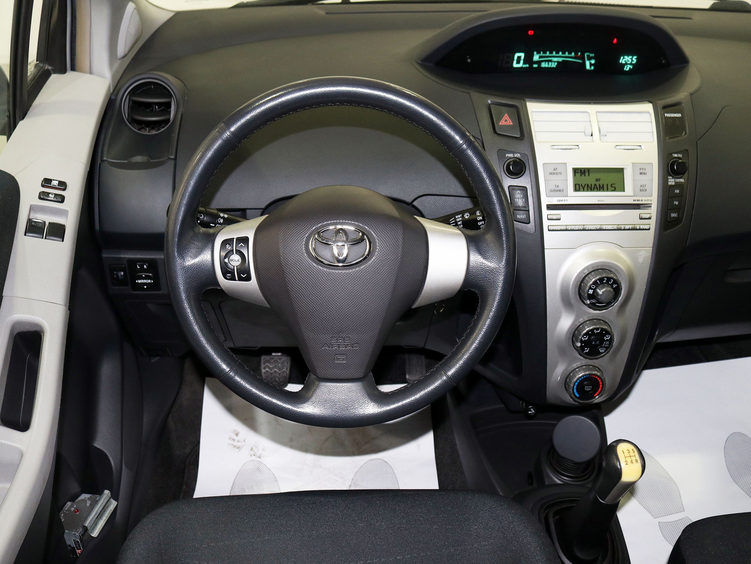 Foto Toyota Yaris 16