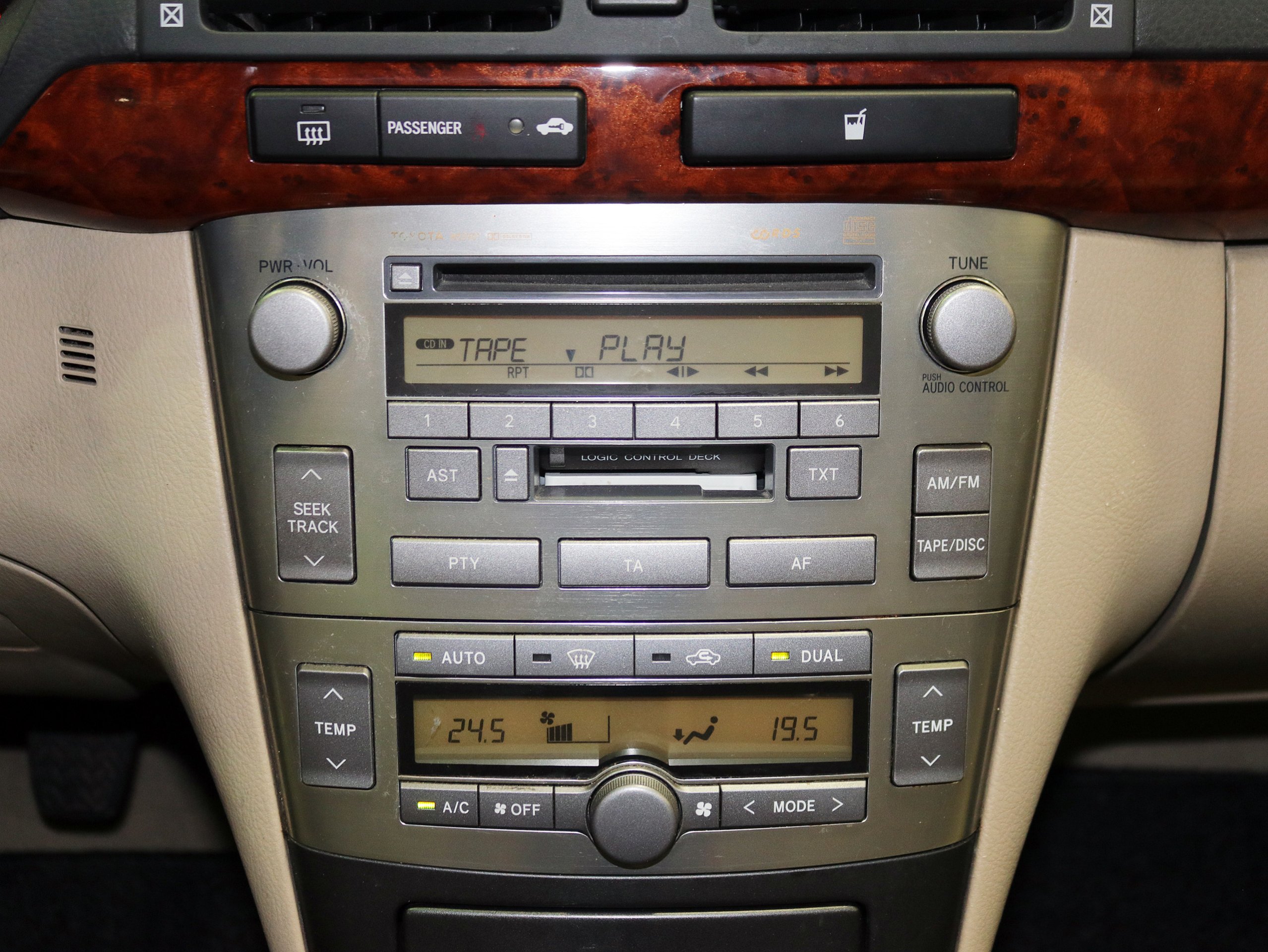 Foto Toyota Avensis 16 Foto Toyota Avensis 16