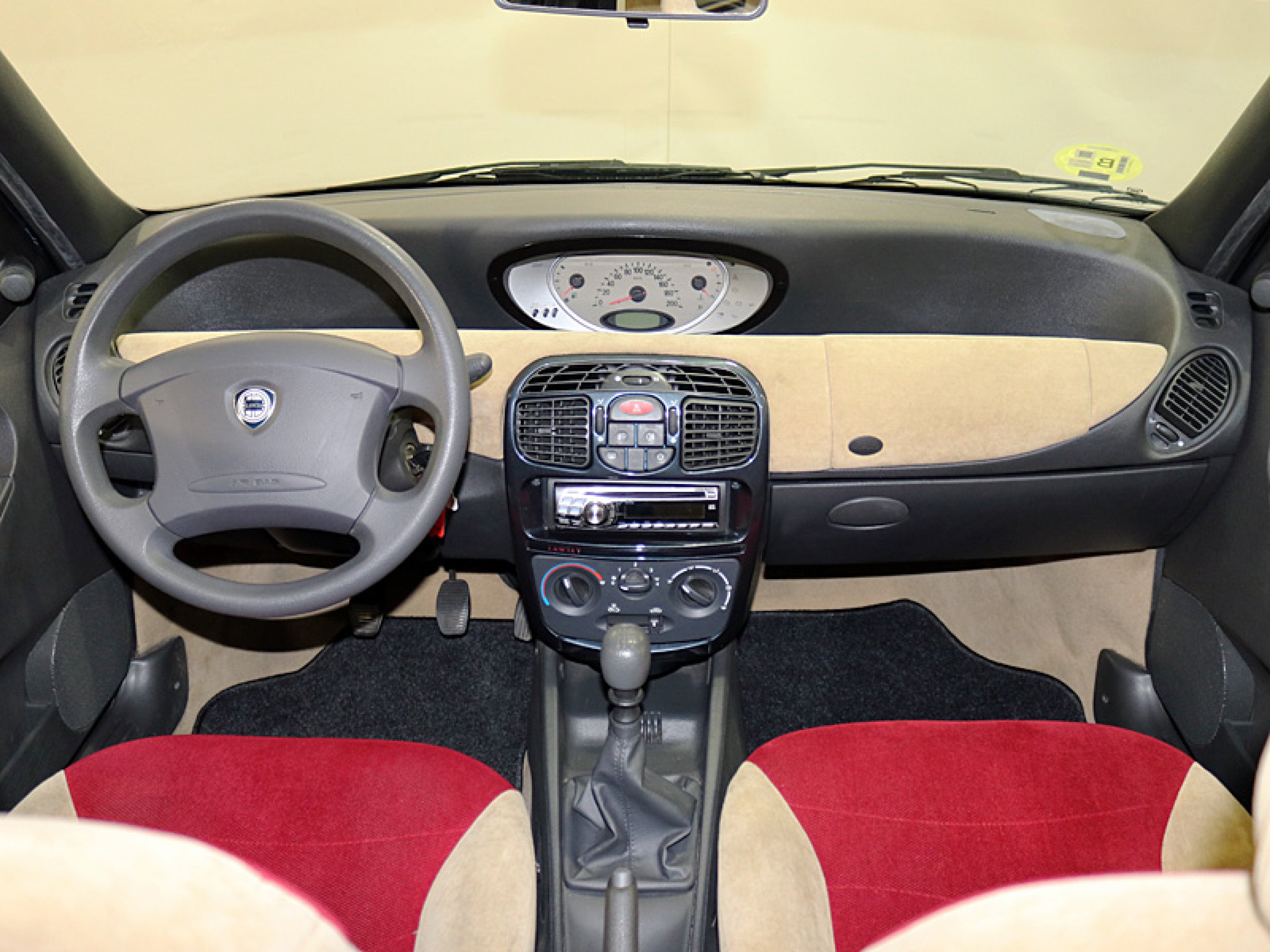 Foto Lancia Ypsilon 15 Foto Lancia Ypsilon 15