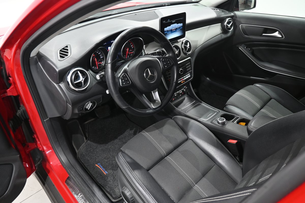 Foto Mercedes-Benz GLA 10