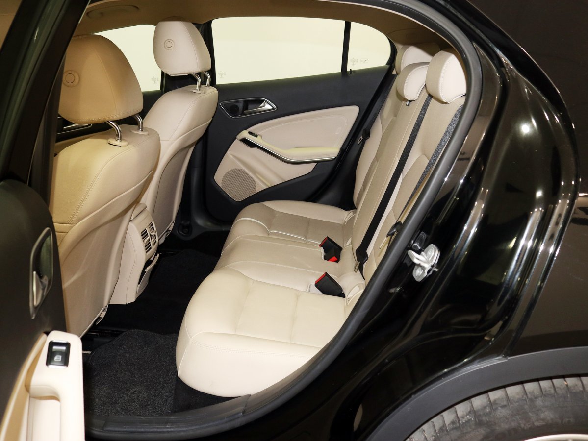 Foto Mercedes-Benz GLA 200 16