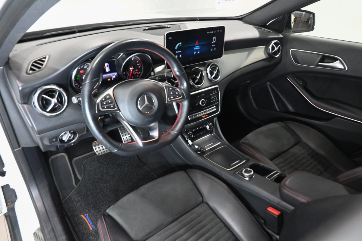 Foto Mercedes-Benz GLA 10