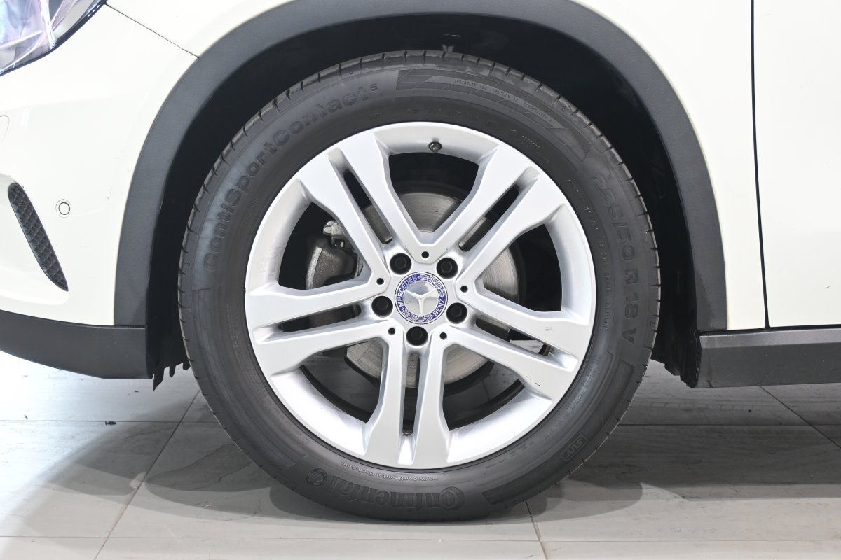 Foto Mercedes-Benz GLA 28