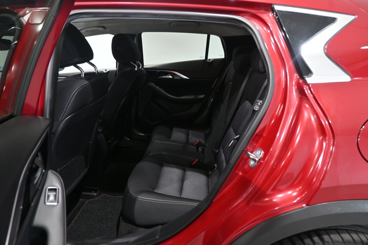 Foto Infiniti QX30 11