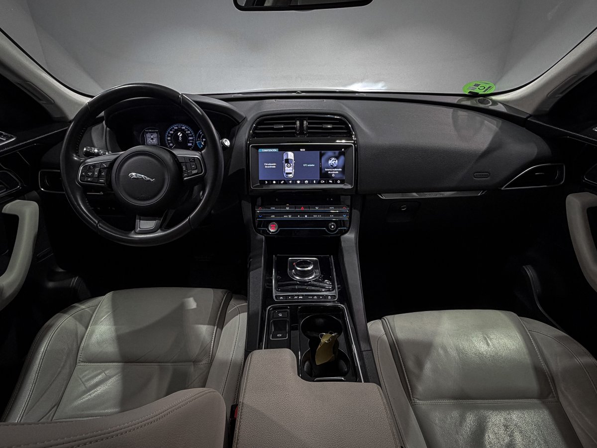 Foto Jaguar F-PACE 18