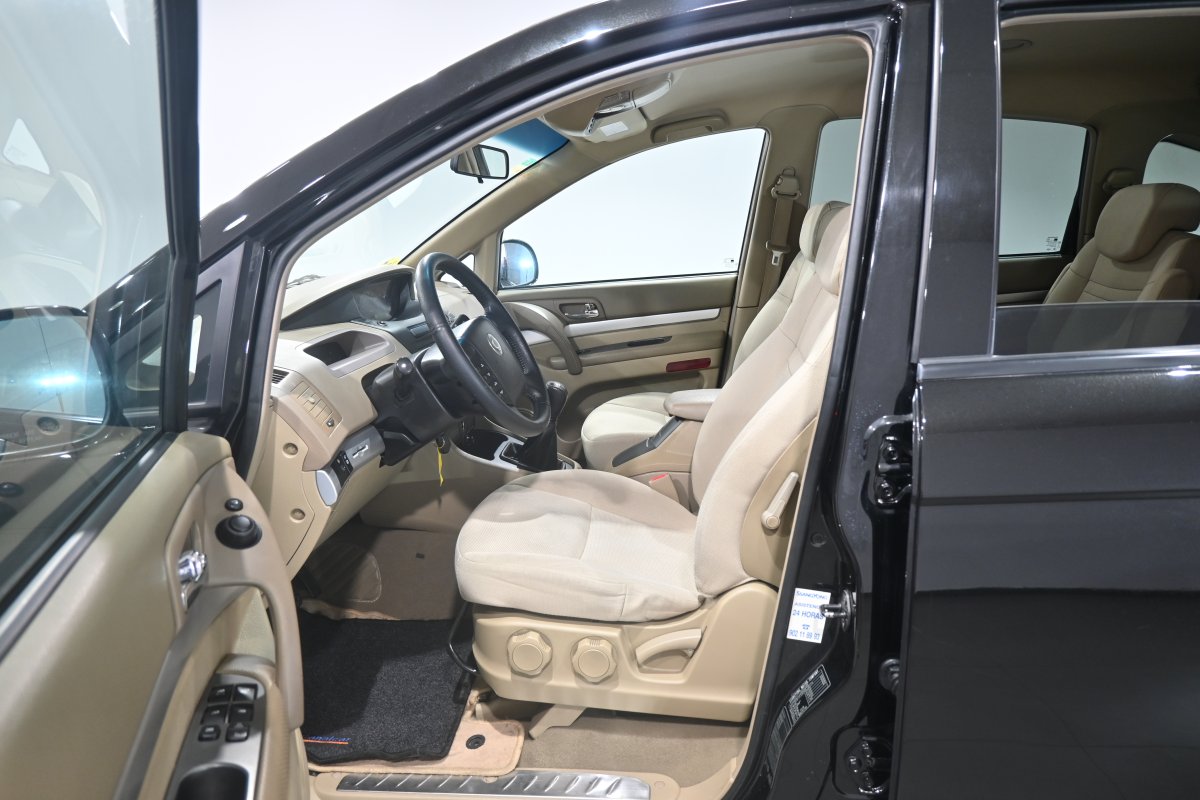 Foto Ssangyong Rodius 10