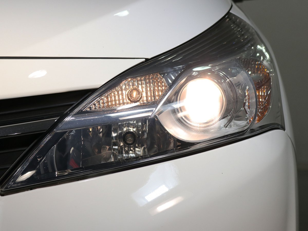 Foto Toyota Verso 11