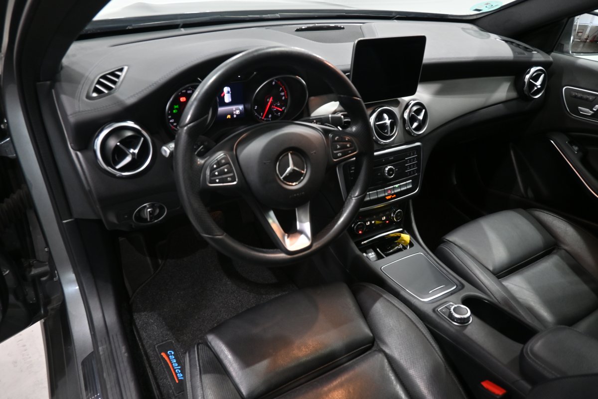 Foto Mercedes-Benz GLA 10