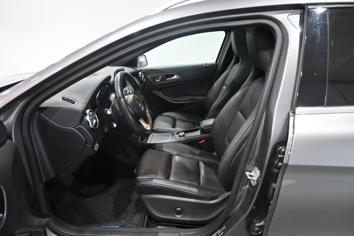 Foto Mercedes-Benz GLA 11