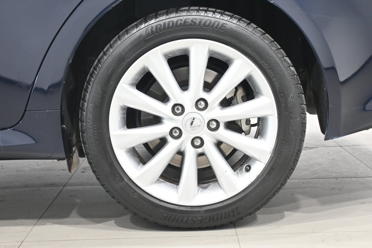 Foto Lexus IS220d 29
