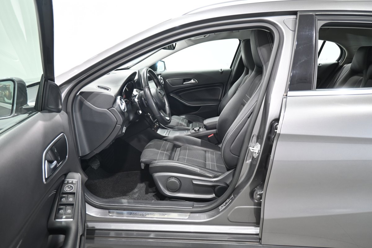 Foto Mercedes-Benz GLA 10