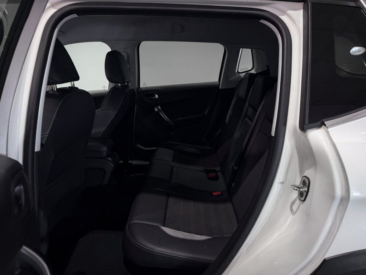 Foto Peugeot 2008 11