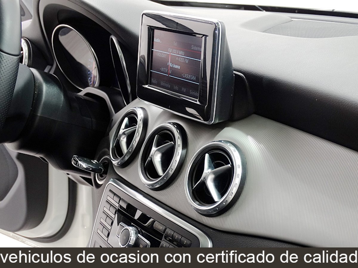 Foto Mercedes-Benz GLA 200 25