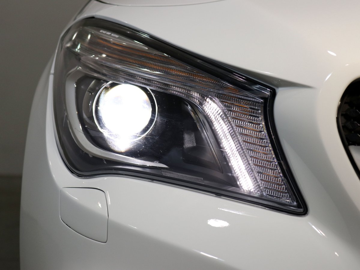 Foto Mercedes-Benz CLA 200 11