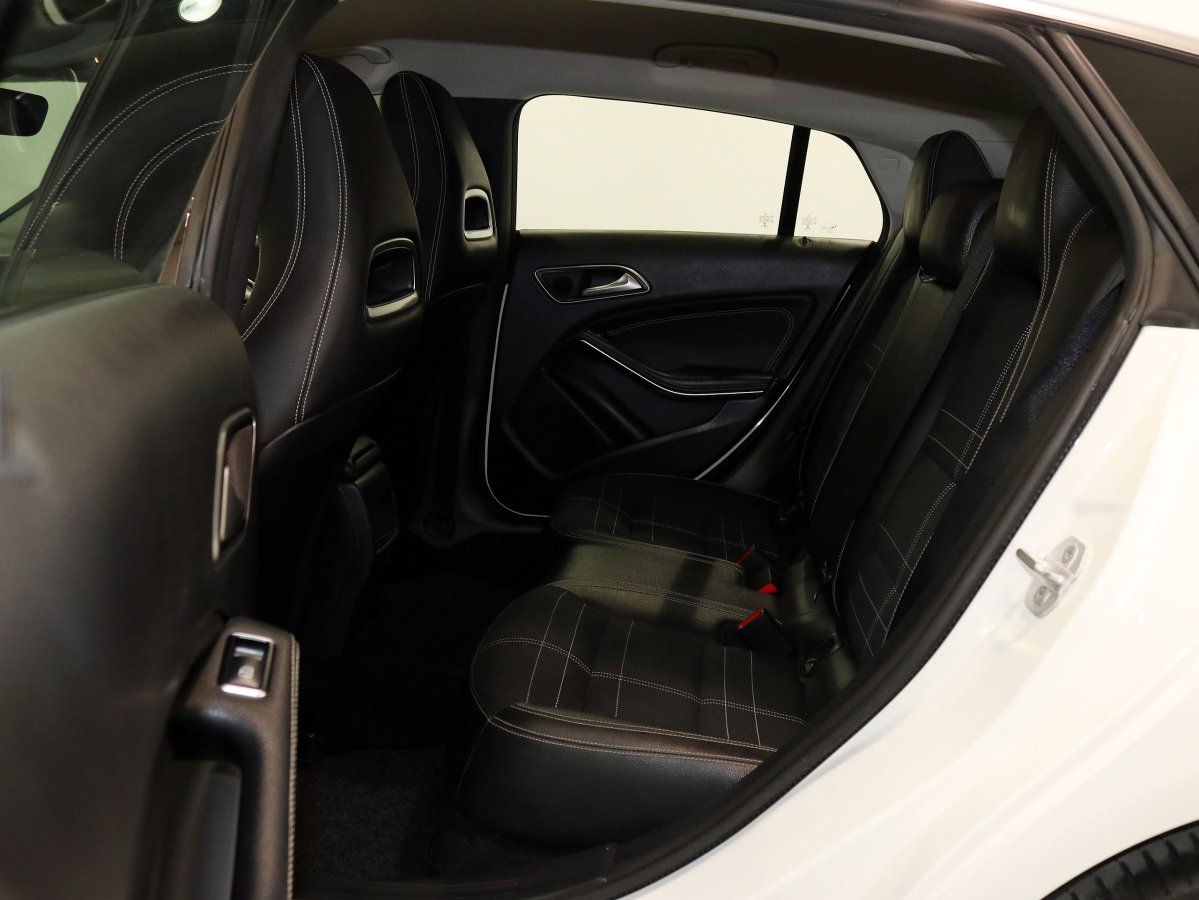 Foto Mercedes-Benz CLA 200 15
