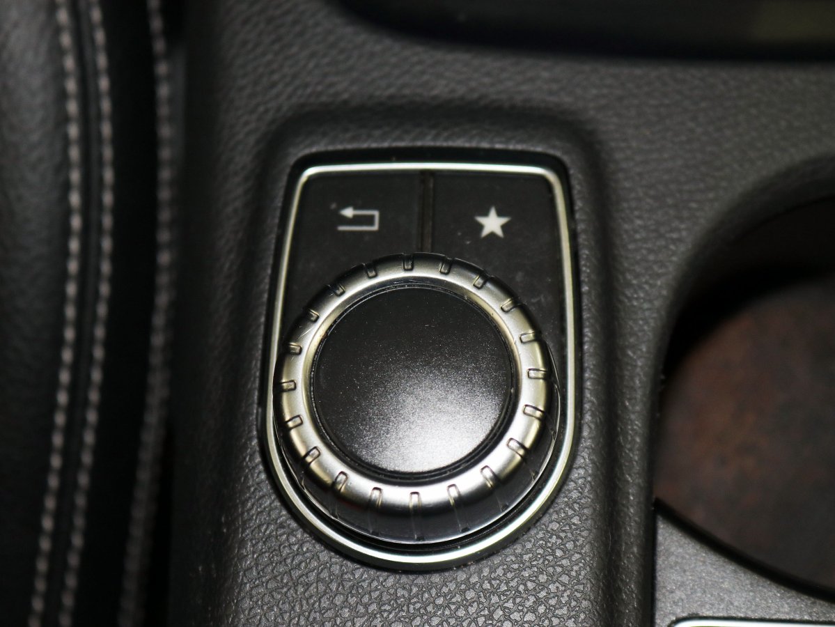 Foto Mercedes-Benz CLA 200 25