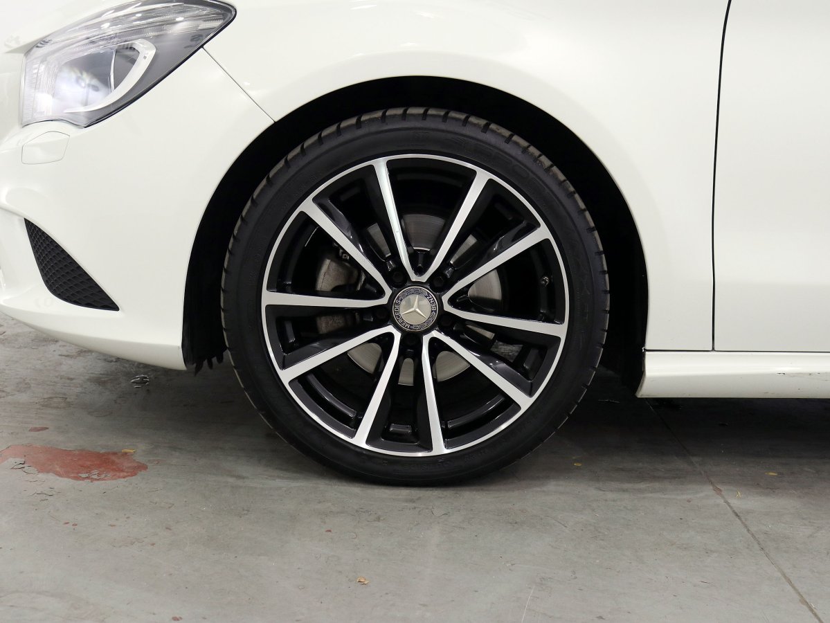 Foto Mercedes-Benz CLA 200 33