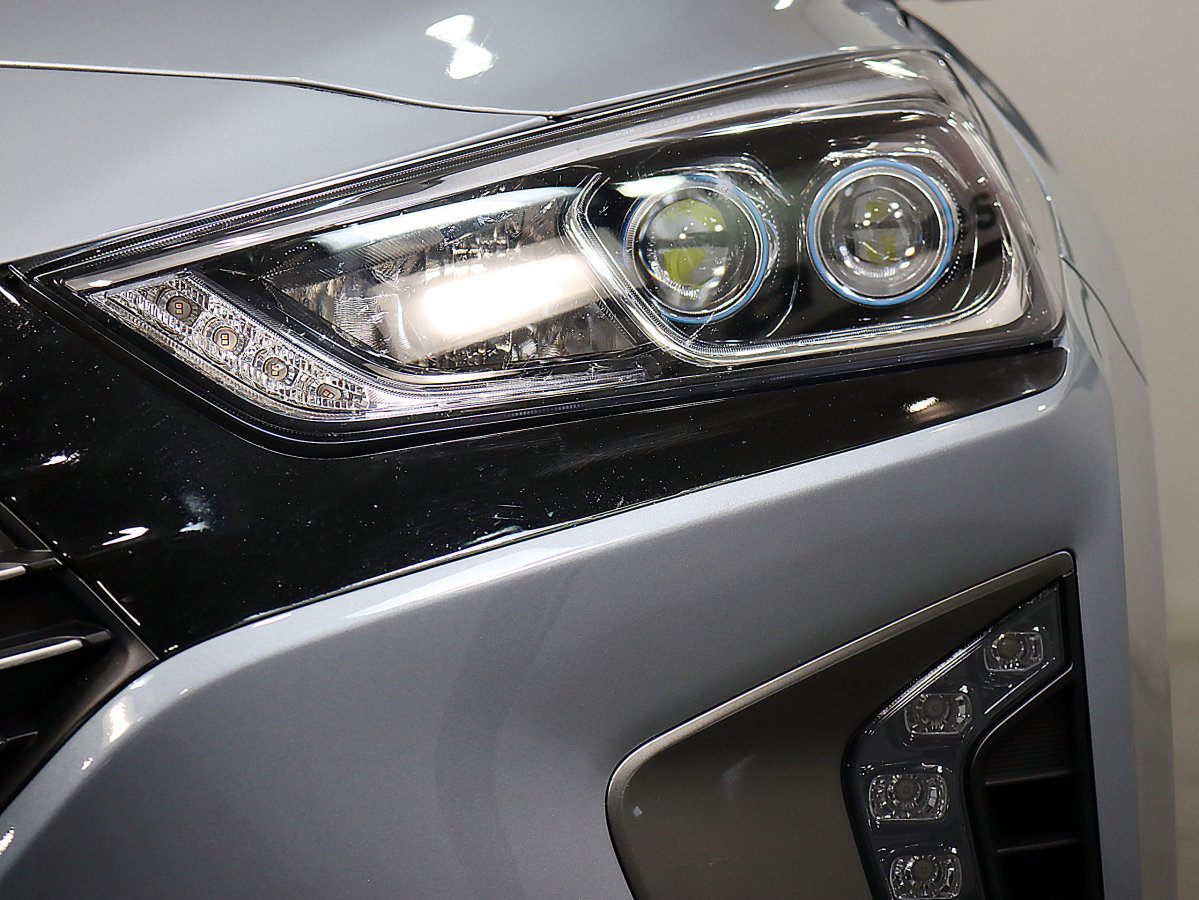 Foto Hyundai Ioniq 13