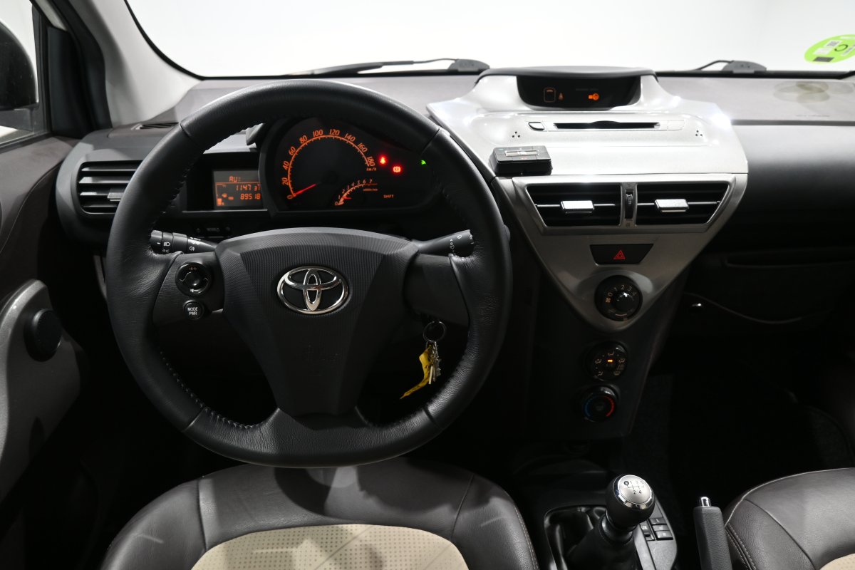 Foto Toyota iQ 17
