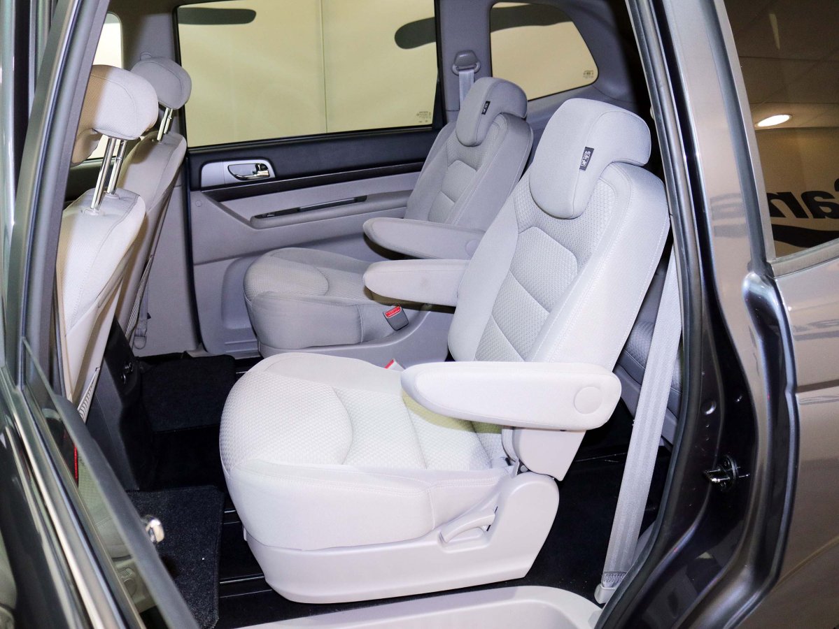 Foto Ssangyong Rodius 15