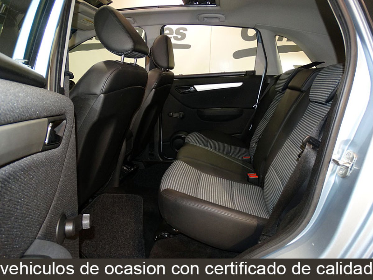 Foto Mercedes-Benz B 200 11