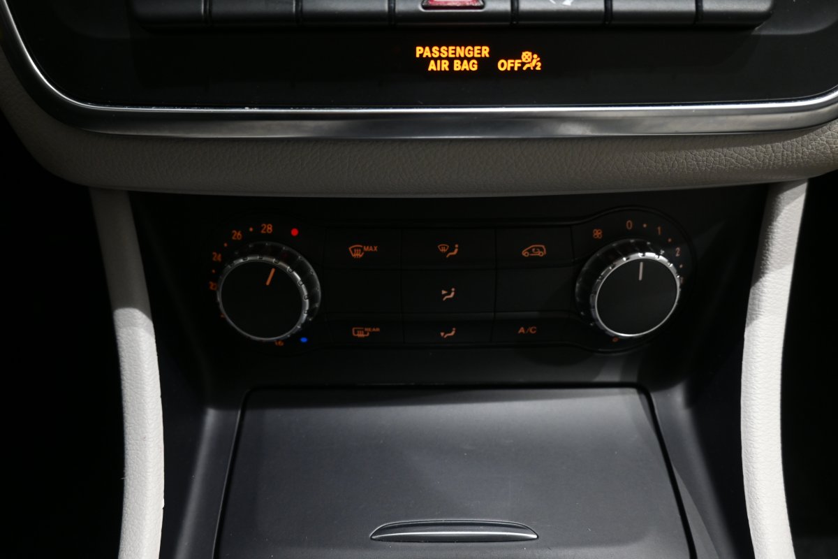 Foto Mercedes-Benz GLA 16