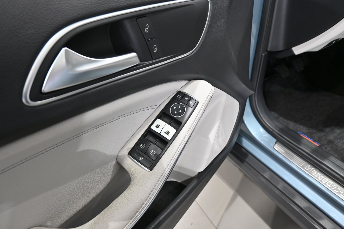 Foto Mercedes-Benz GLA 26