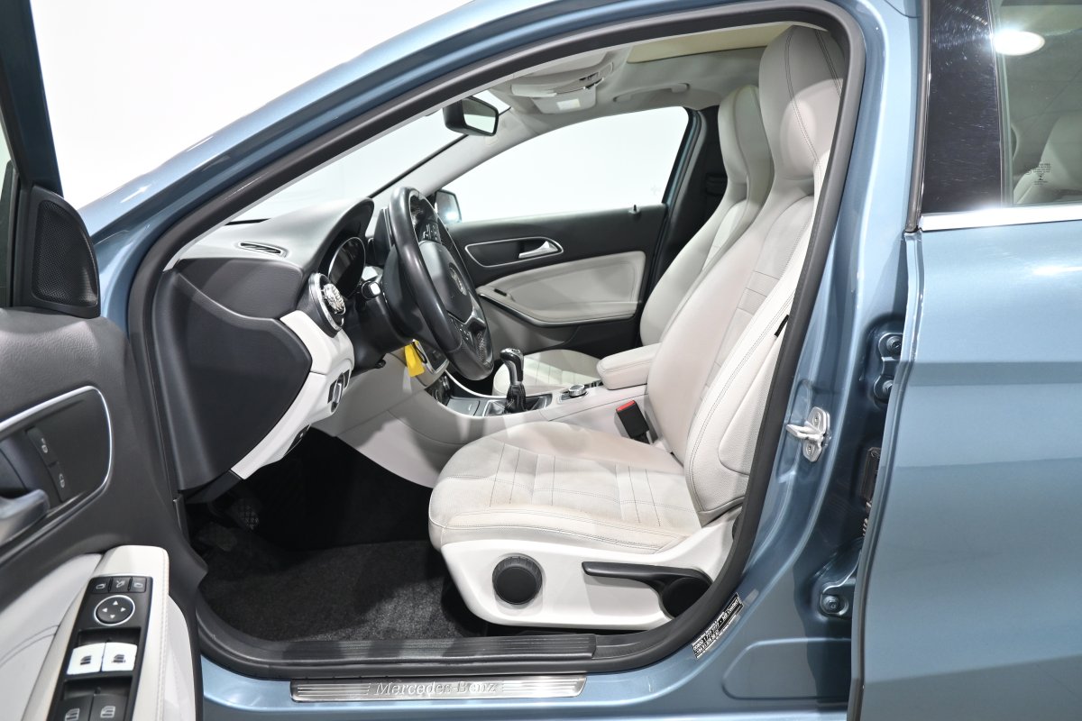 Foto Mercedes-Benz GLA 10