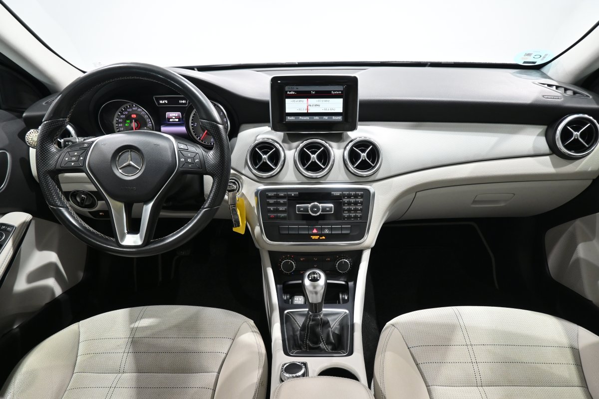 Foto Mercedes-Benz GLA 18