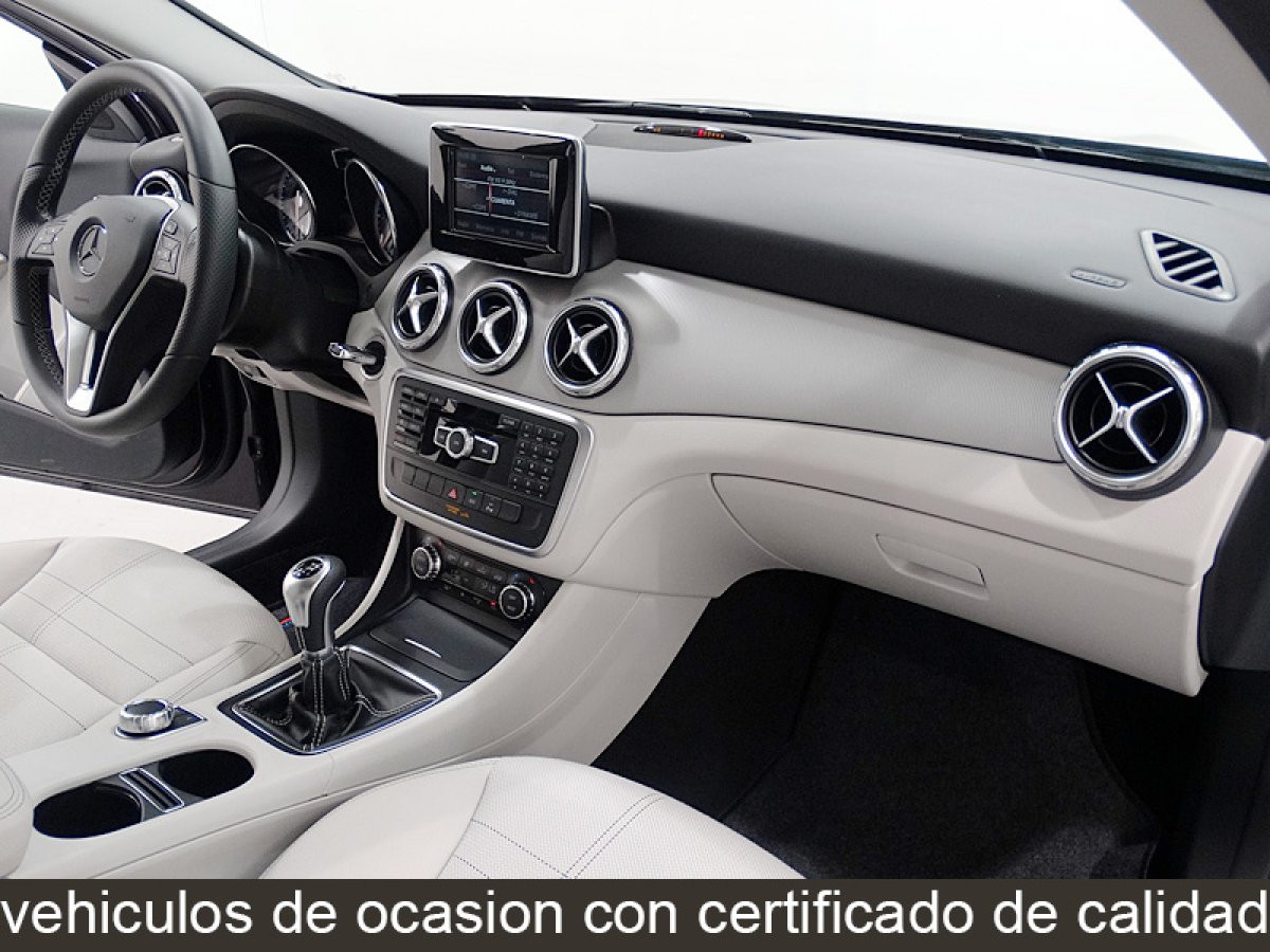 Foto Mercedes-Benz GLA 200 25
