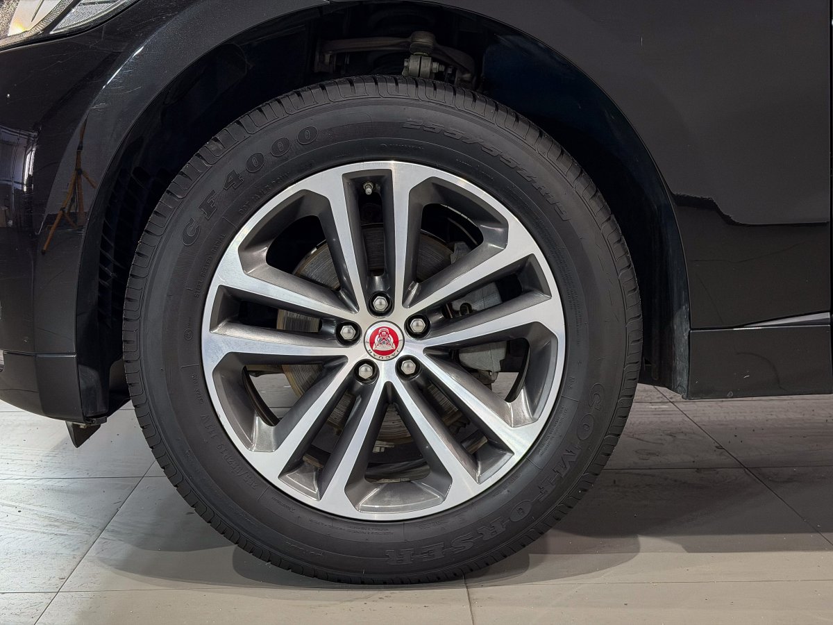 Foto Jaguar F-PACE 30