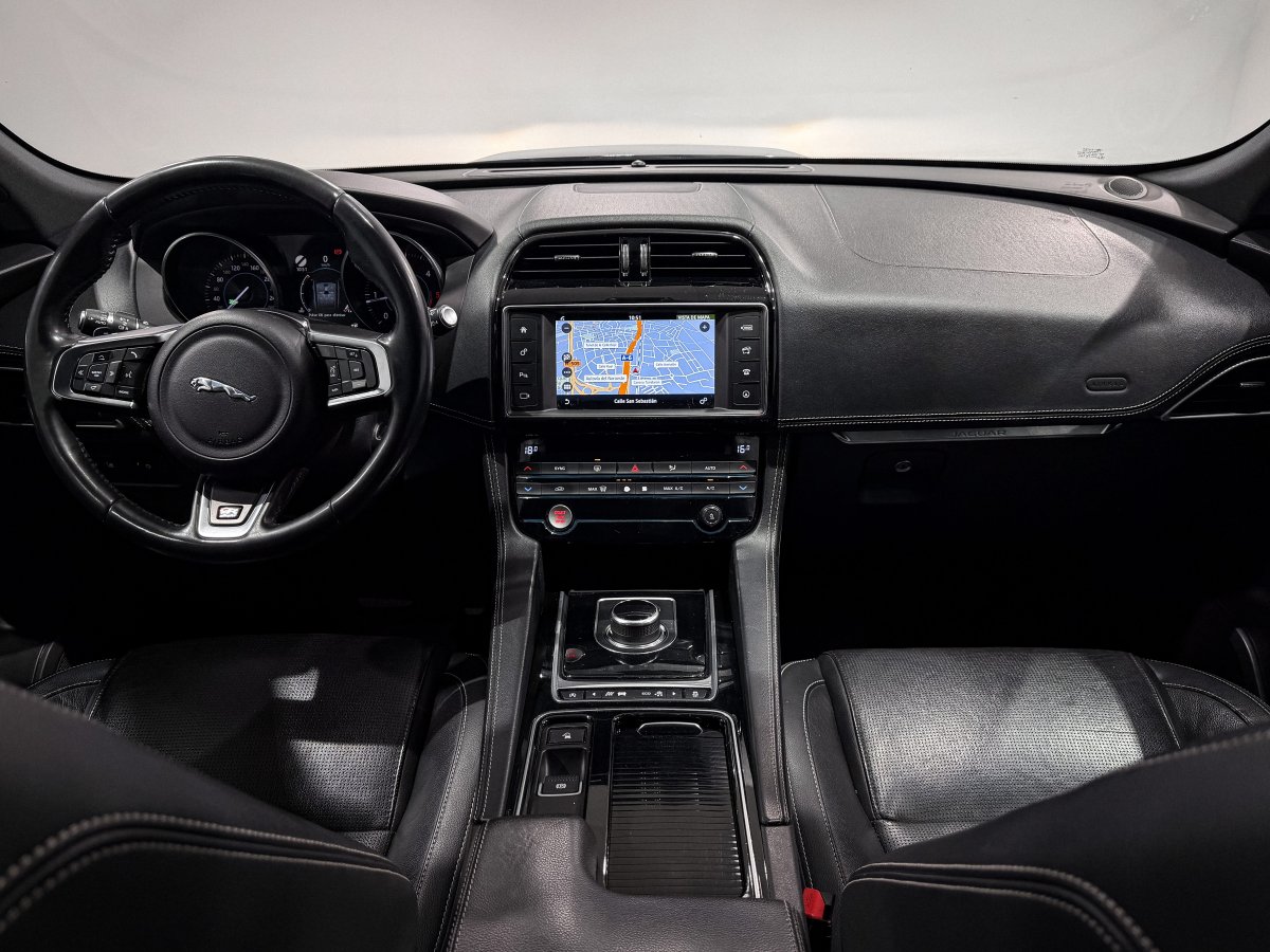 Foto Jaguar F-PACE 18