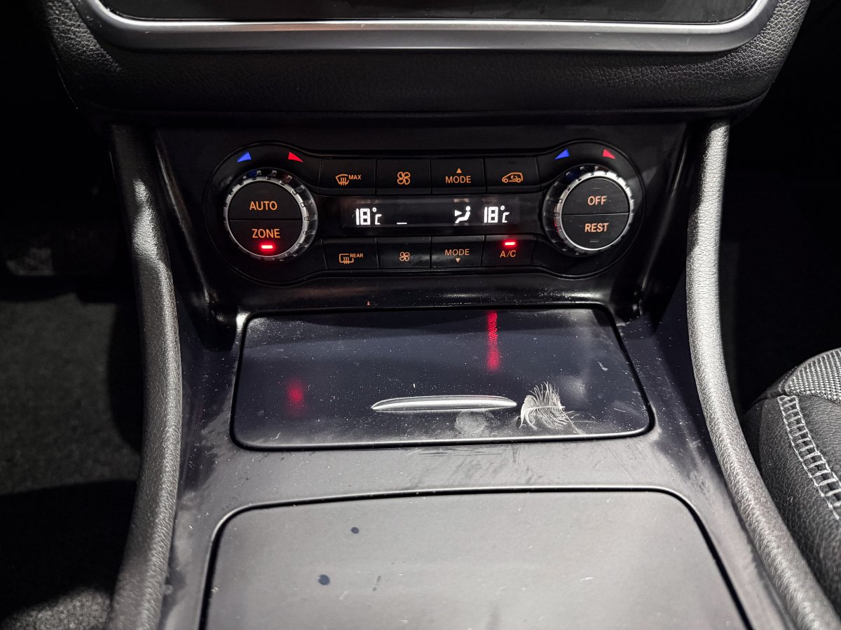 Foto Mercedes-Benz GLA 17