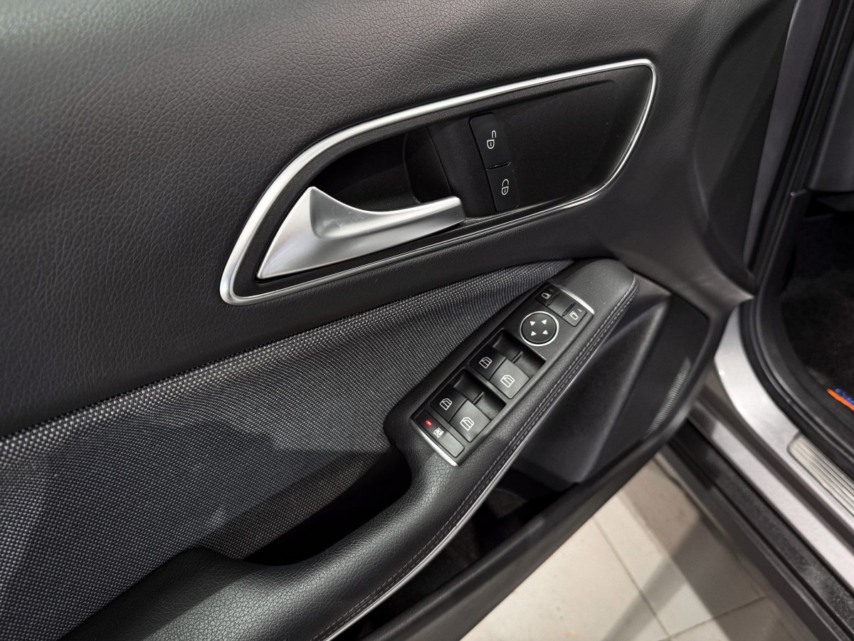 Foto Mercedes-Benz GLA 30