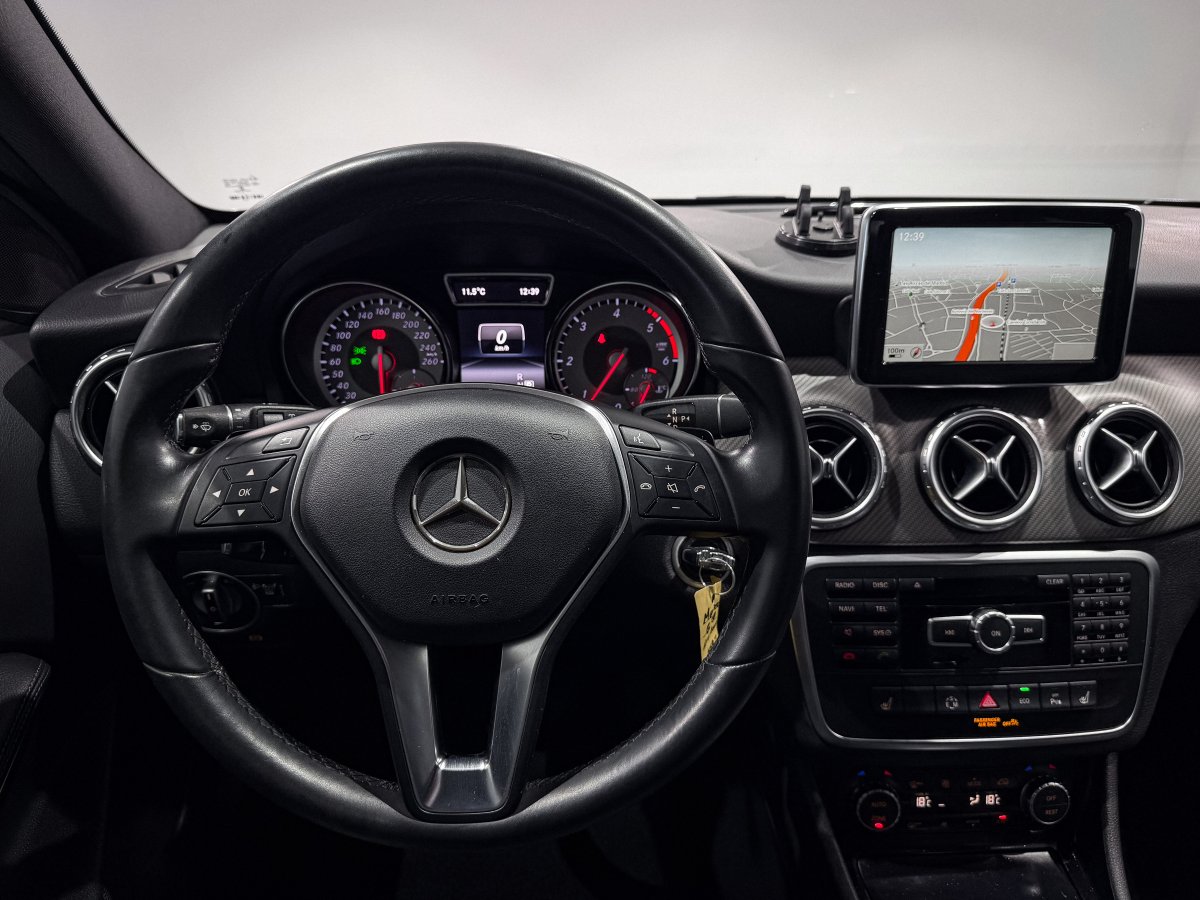 Foto Mercedes-Benz GLA 19