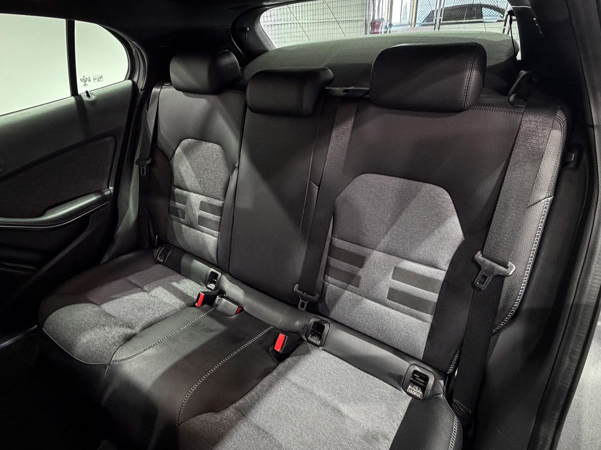 Foto Mercedes-Benz GLA 12