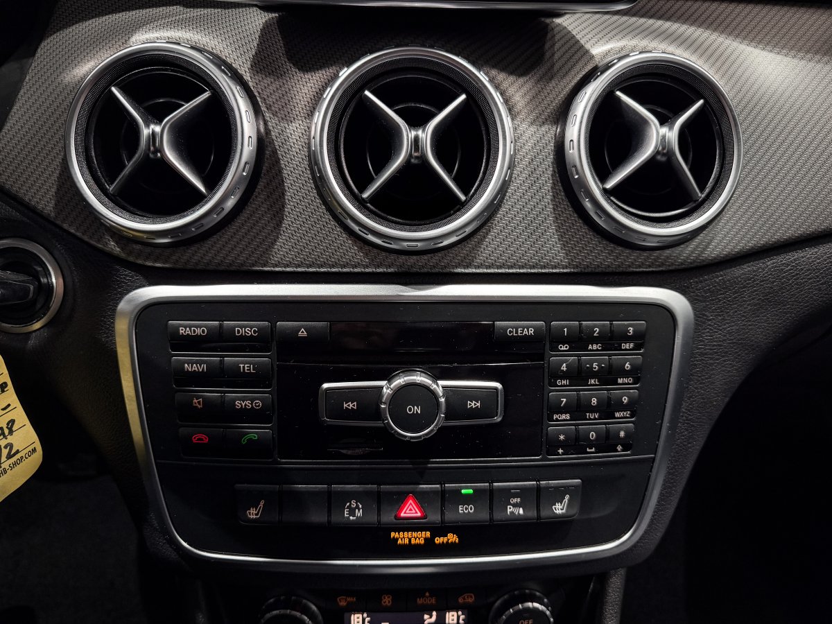 Foto Mercedes-Benz GLA 16