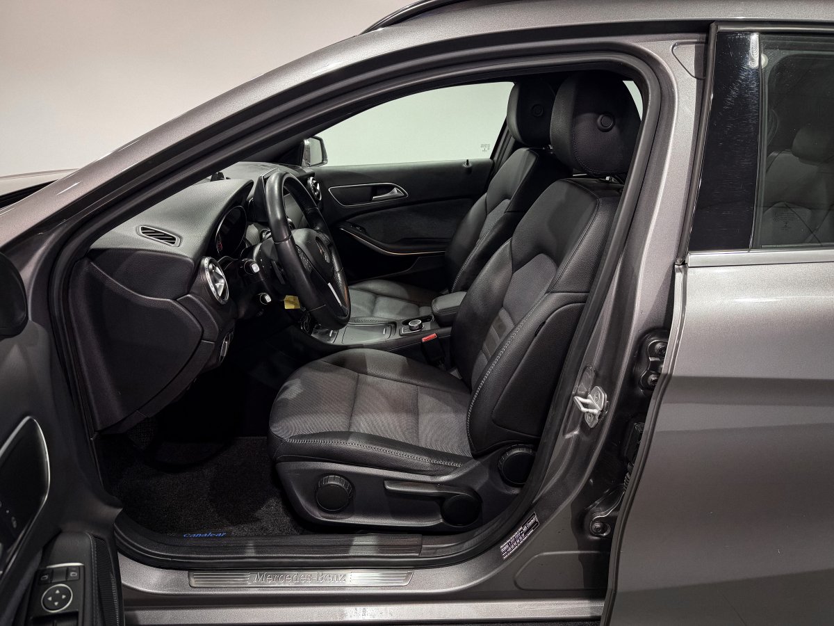 Foto Mercedes-Benz GLA 10