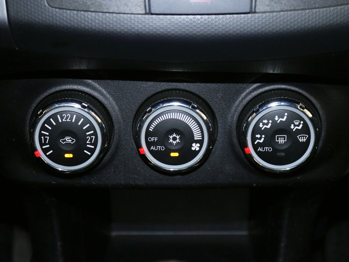 Foto Mitsubishi Outlander 25